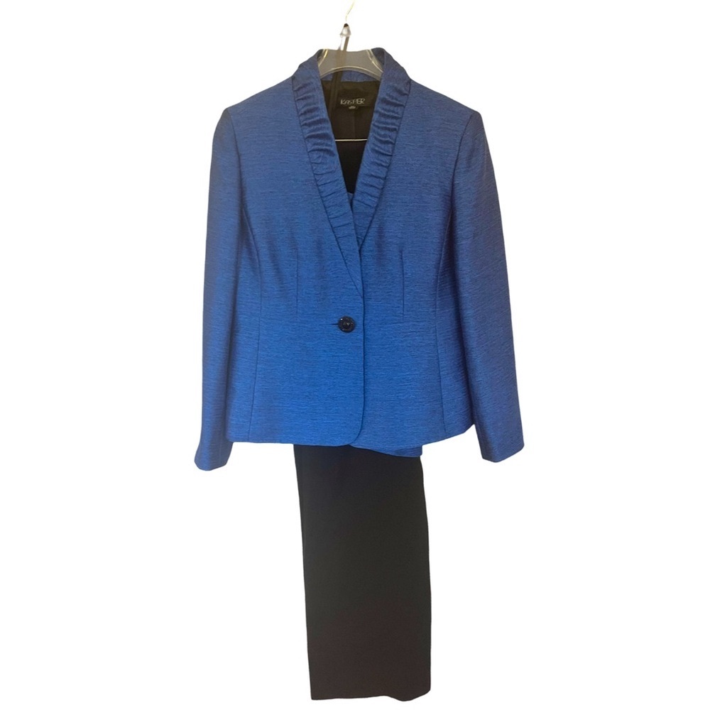 KASPER 3-piece pantsuit.